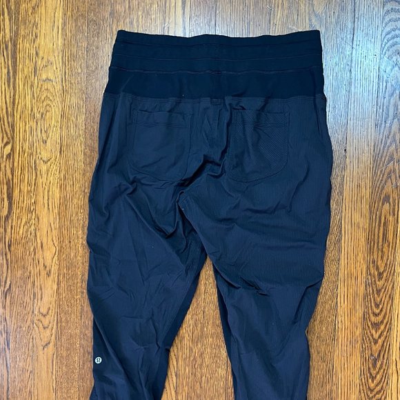 SOLD  Lululemon Black Tapered Lightweight Dance Studio Pants  Women's Sz 10 - Picture 5 of 9